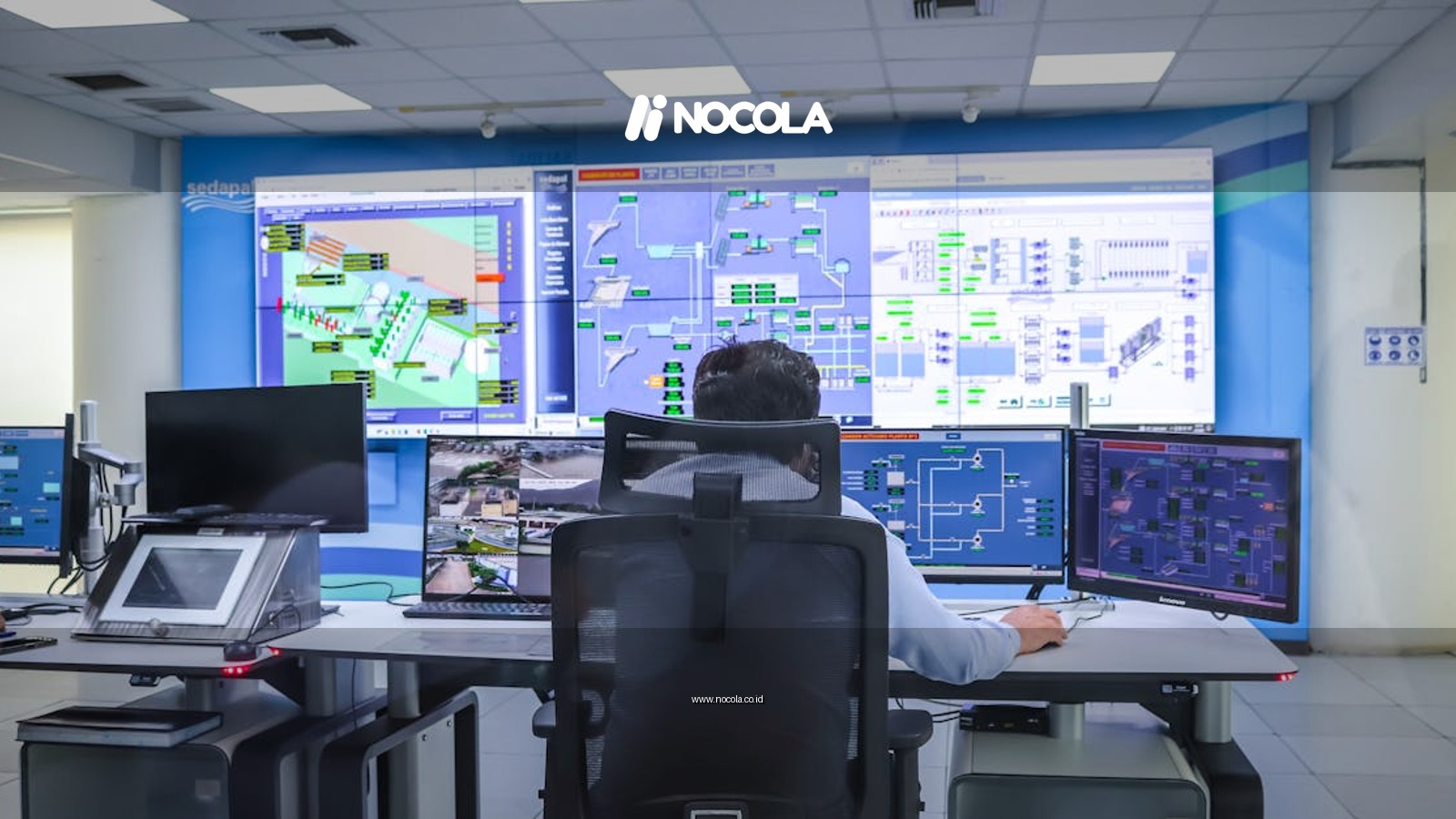 Operator in a modern control room managing technological systems in El Agustino, Lima.